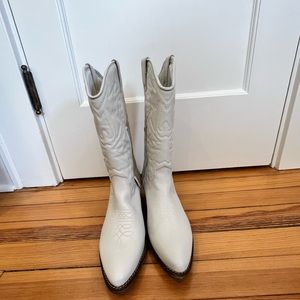 NWOT - STEVE MADDEN LEATHER BOOTS - Never worn - size 9